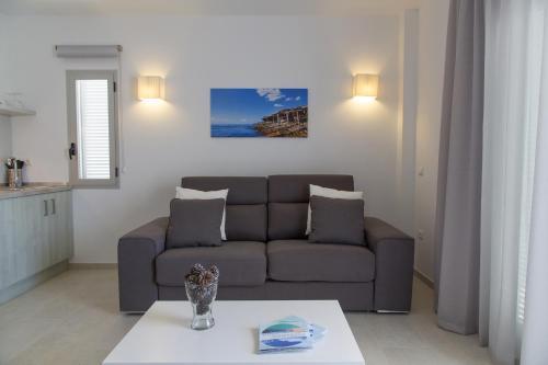 Apartamentos Proa - Emar Hotels Only Adults Es Pujols Ngoại thất bức ảnh